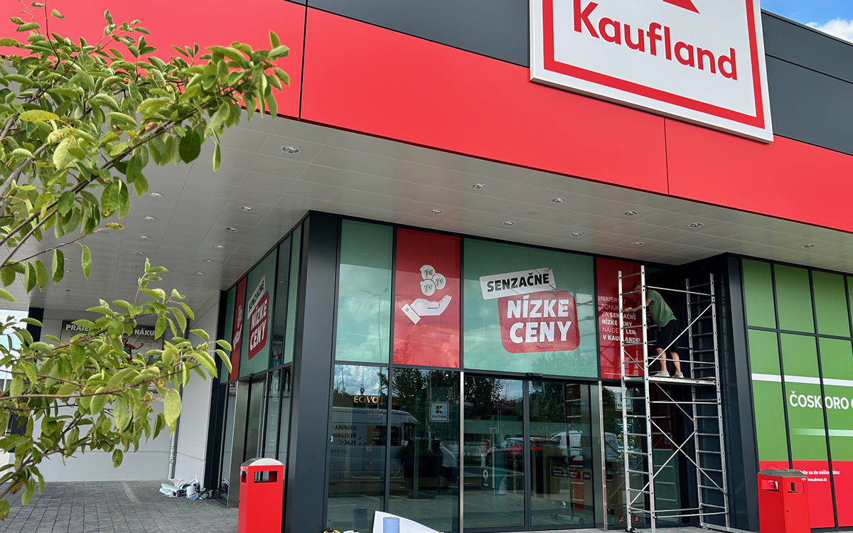 Montáž svetelnej reklamy na fasáde